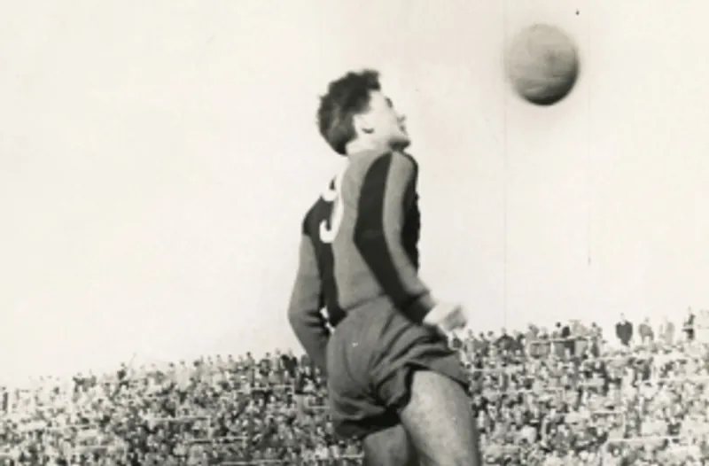 Giocatore di calcio durante un colpo di testa alla palla