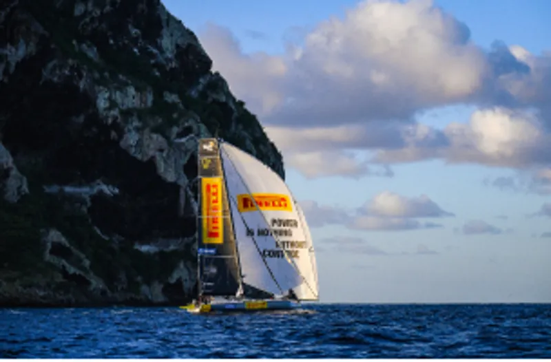 Barca a vela con brand Pirelli