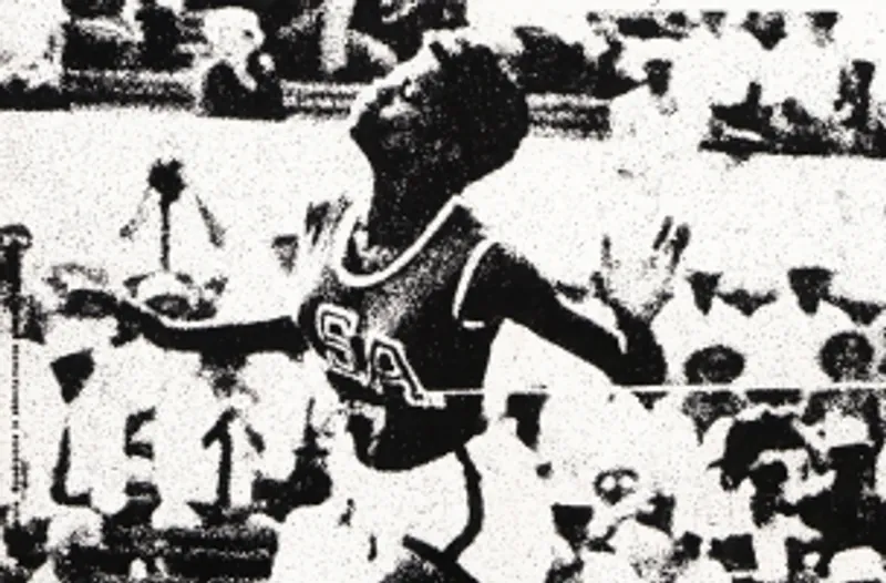 Dettaglio di Michael Johnson mentre taglia il traguardo