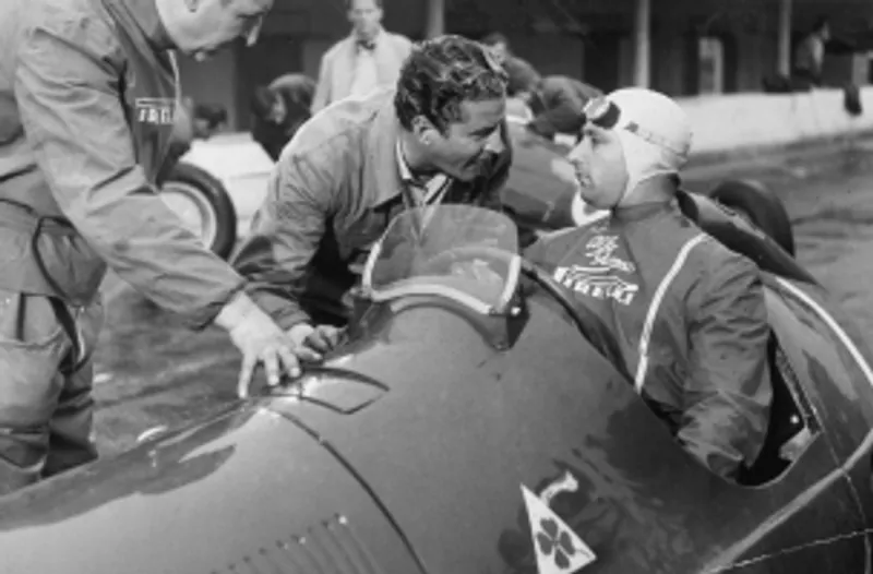 Scambio tra pilota e meccanico durante gara di Formula 1