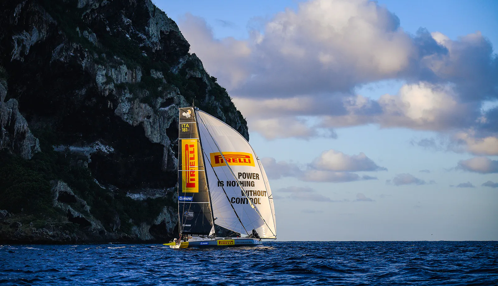 Imbarcazione a vela con logo Pirelli