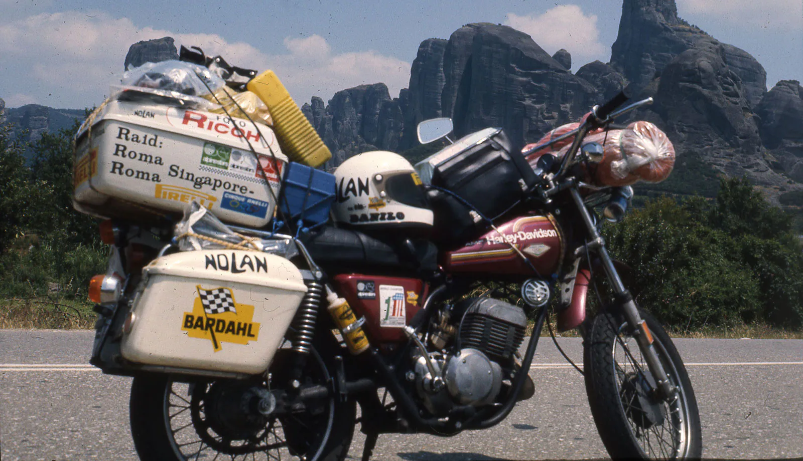 Moto da viaggio carica di bagagli