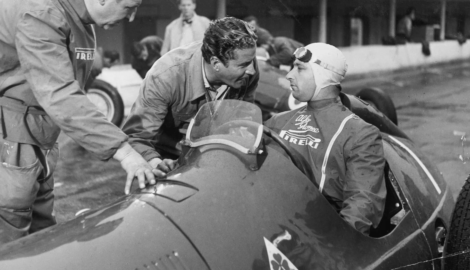 Pilota e meccanico discutono durante una gara di Formula 1