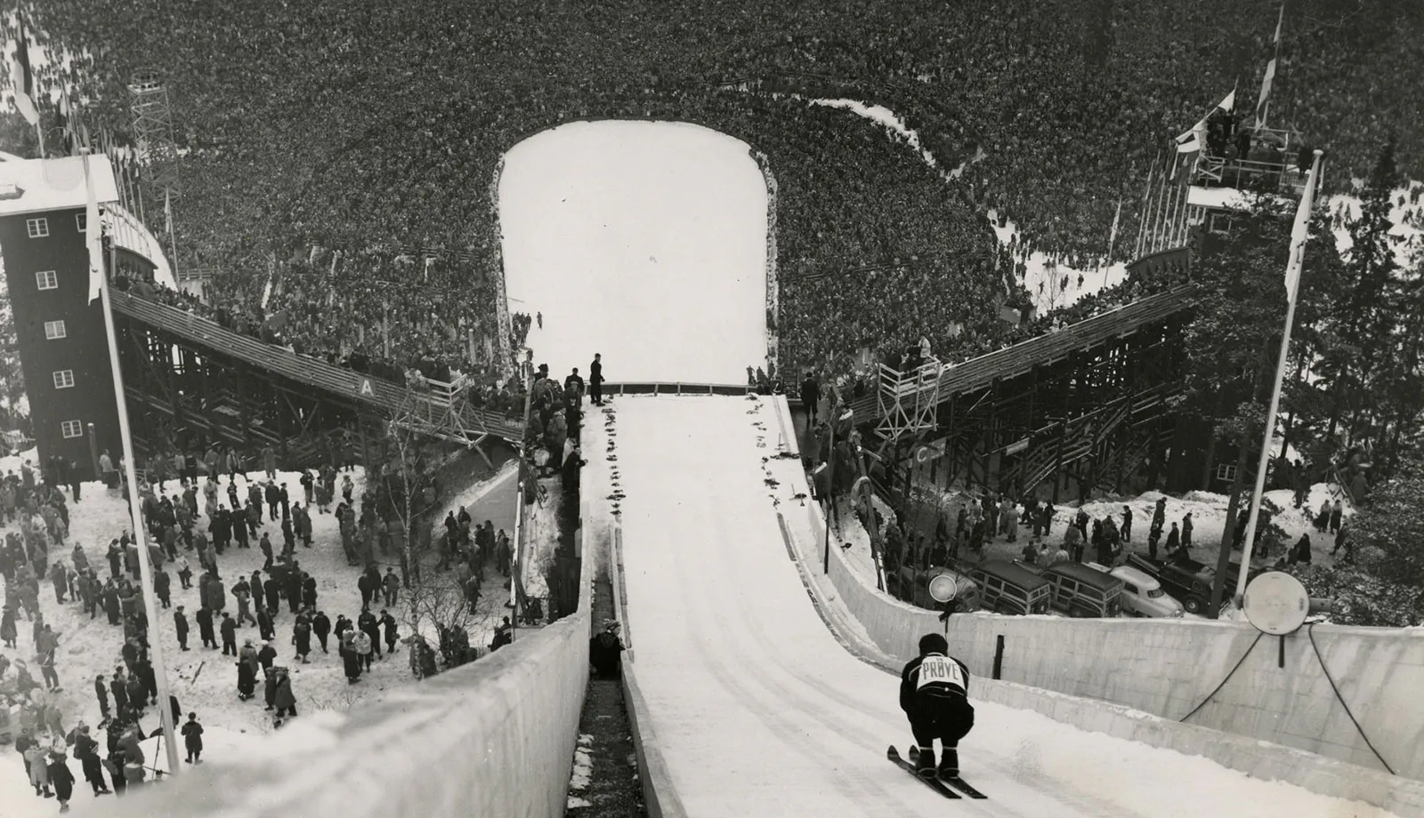 Atleta in pista durante gara di salto con gli sci