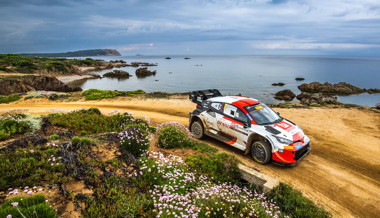 Auto da rally inizia la curva
