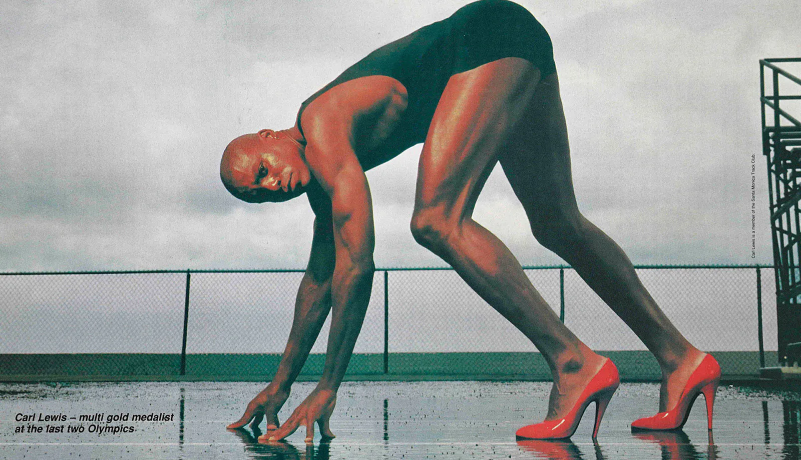 Carl Lewis con tacchi si prepara per uno scatto