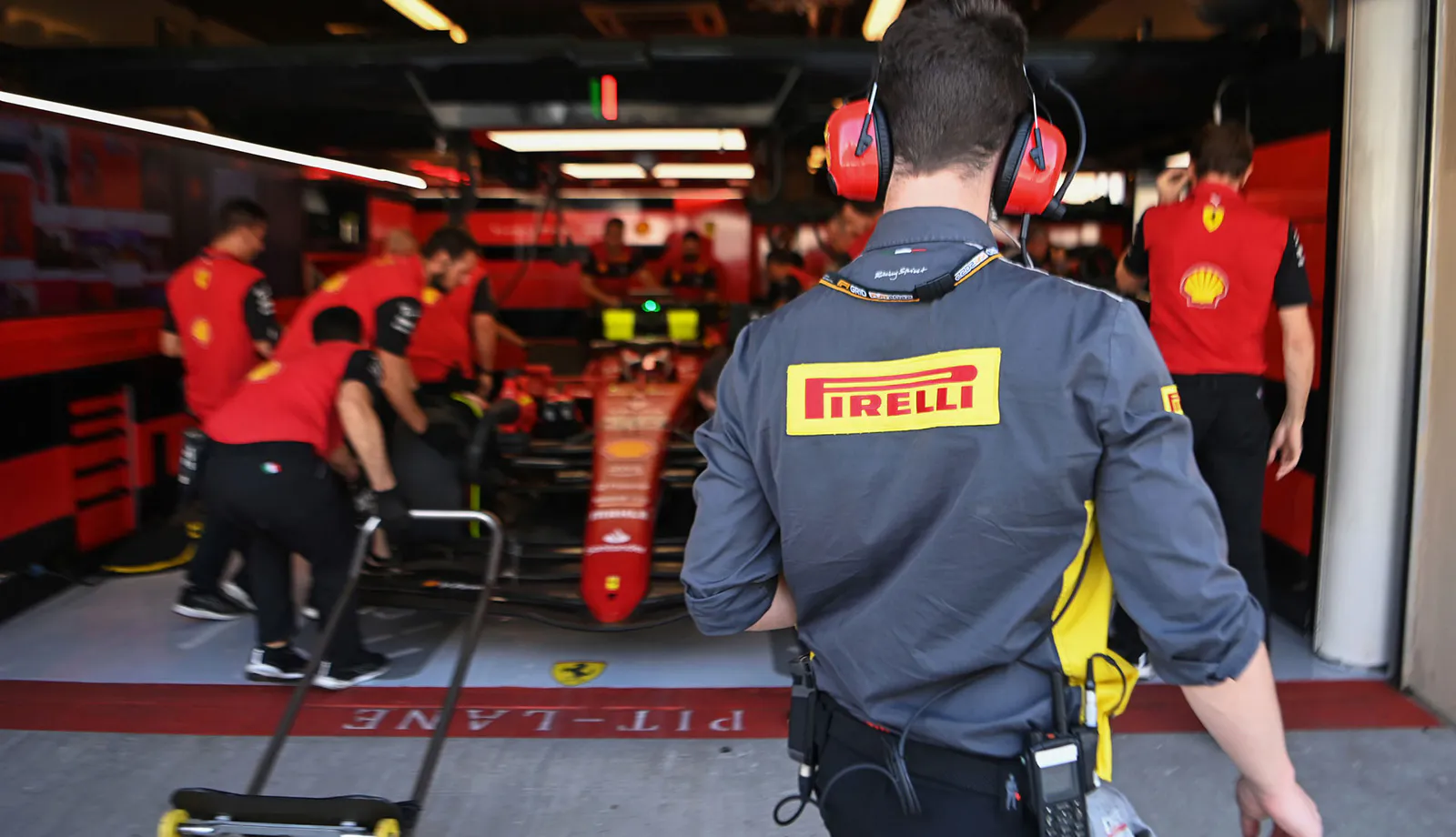 Box Ferrari con tecnico Pirelli